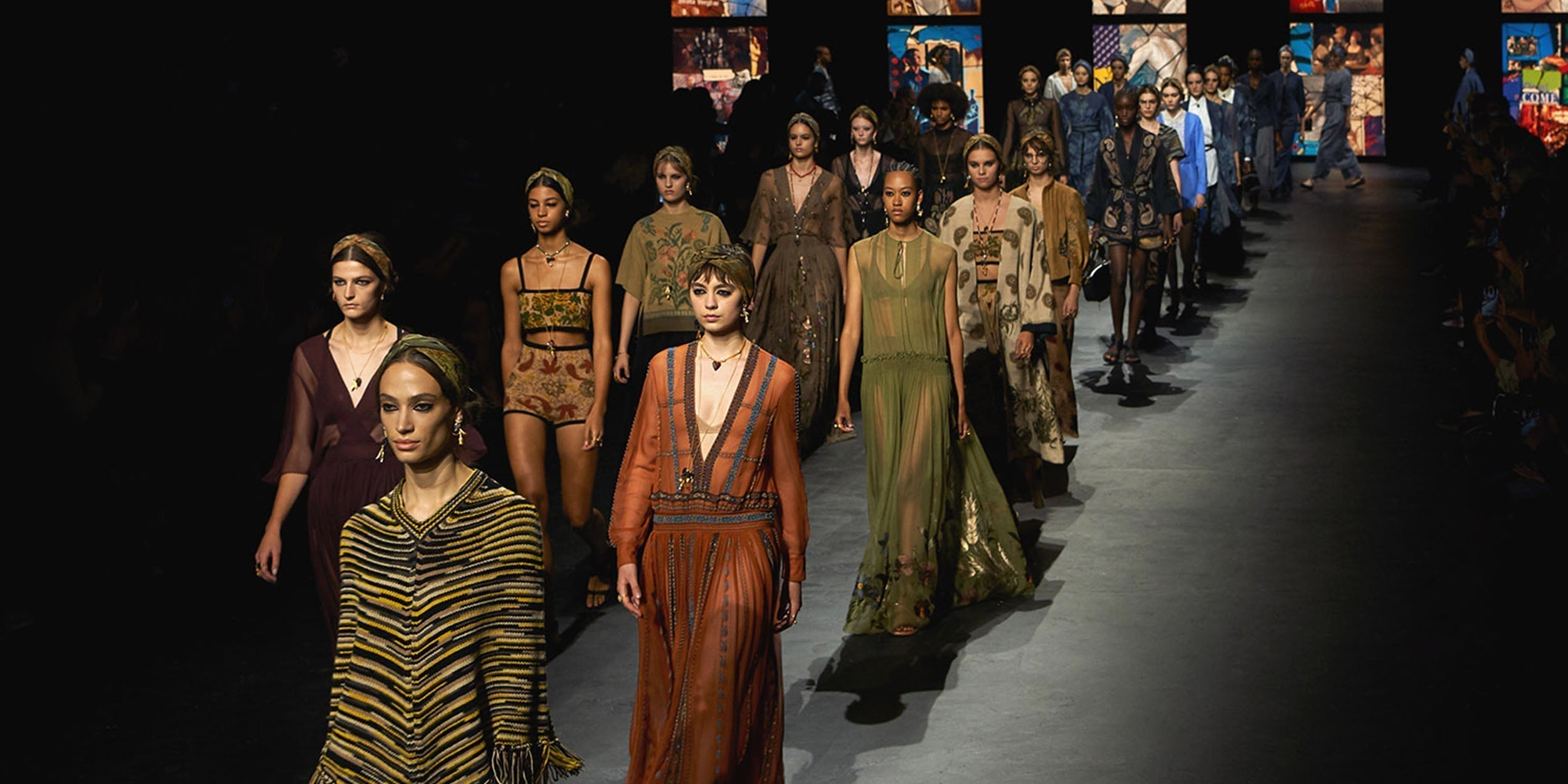 ตู้เสื้อผ้า Earth Tone: ทำไม Sandal และรองเท้าแตะสายคาดเส้นใหญ่ คือ Must-Have Item สำหรับสุภาพสตรีในฤดูร้อน 2025?