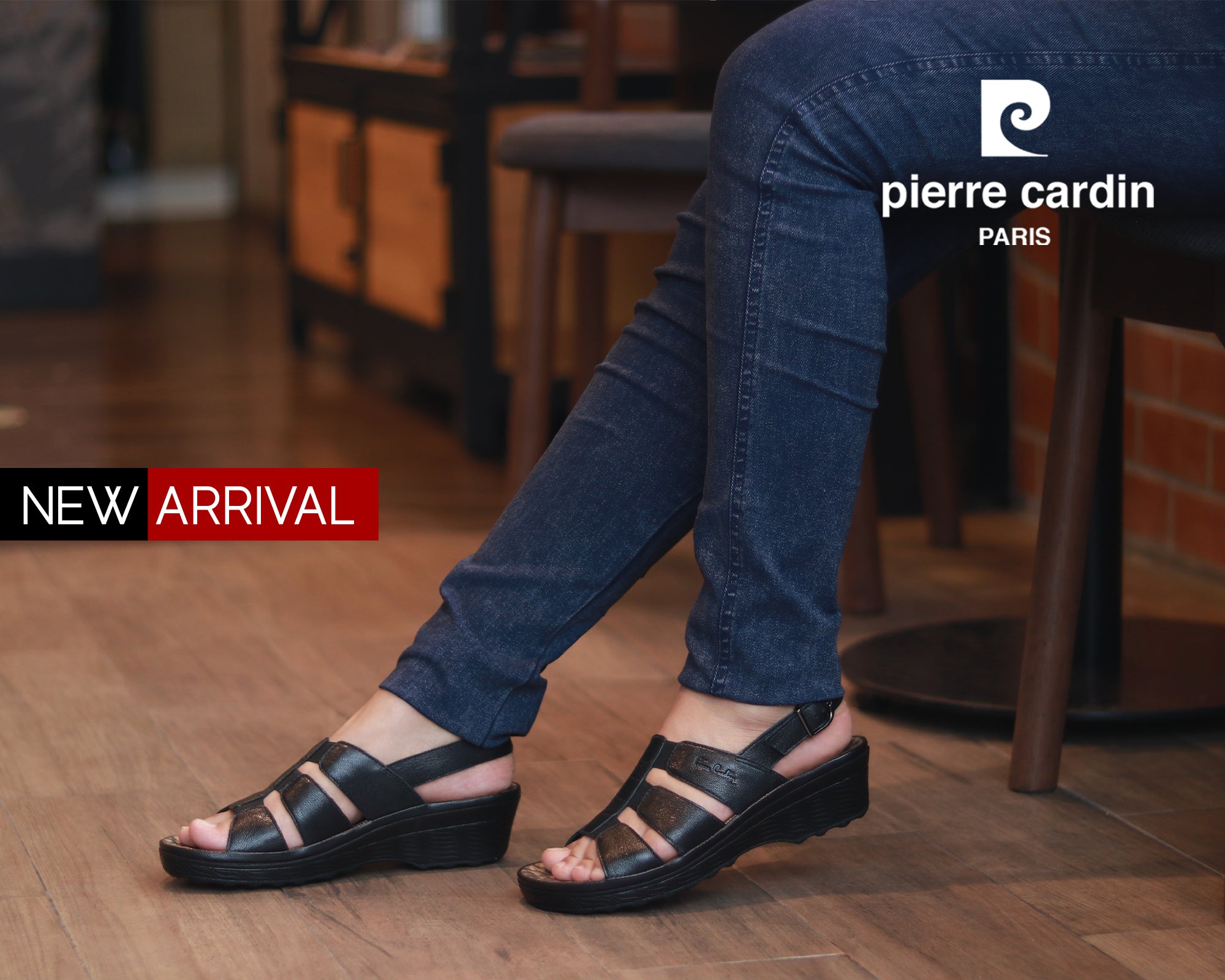 Pierre Cardin အမျိုးသမီးဖိနပ်၊ အမျိုးသမီး ပေါ့ပေါ့ပါးပါး ခြေညှပ်ဖိနပ်၊ ဖနောင့်ပြားဖိနပ်၊ သက်တောင့်သက်သာရှိသော၊ စစ်မှန်သော သားရေဖြင့် ပြုလုပ်ထားသော၊ ကြေးရွှေရောင်၊ အရွယ်အစား 21SS242