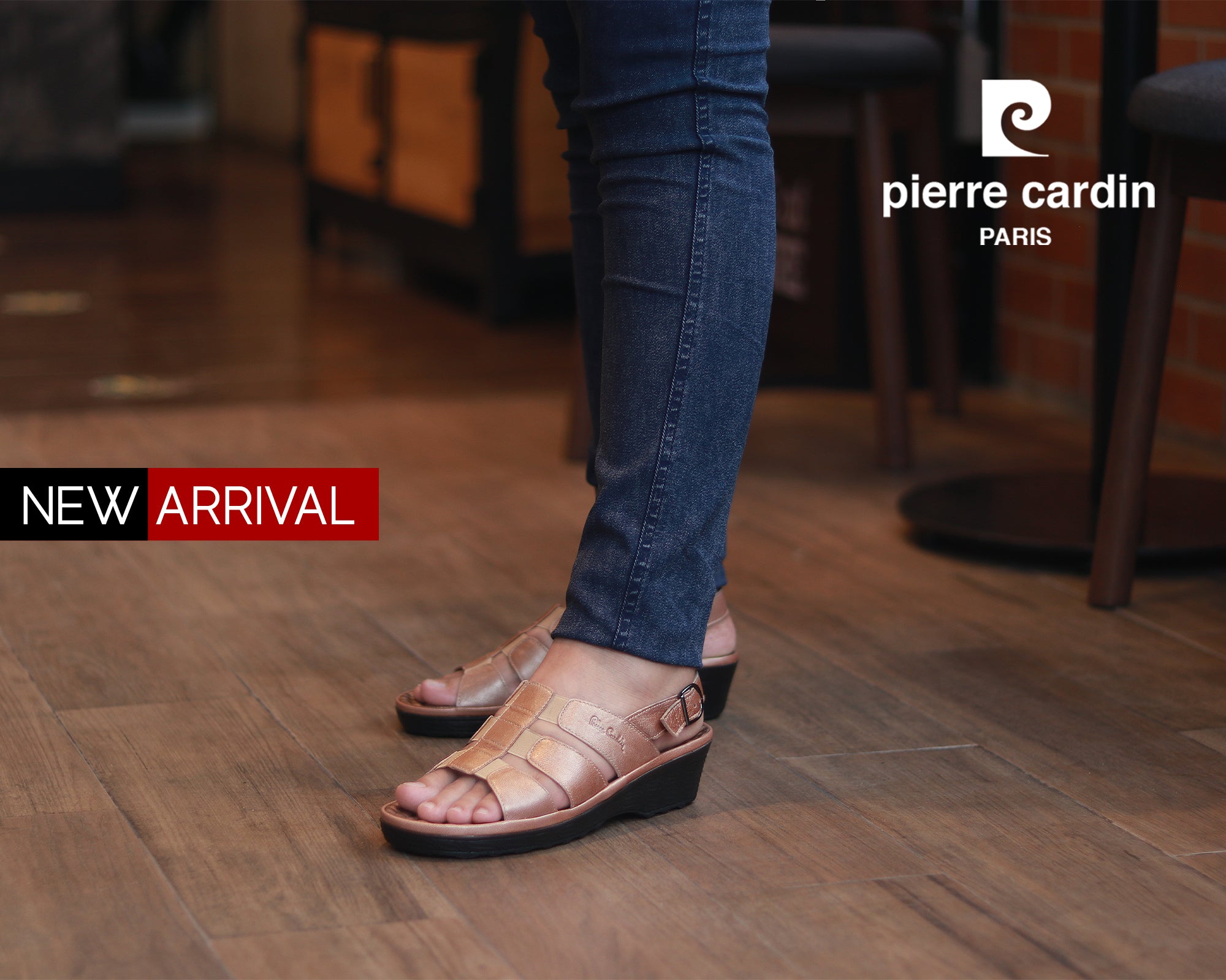 Pierre Cardin အမျိုးသမီးဖိနပ်၊ အမျိုးသမီး ပေါ့ပေါ့ပါးပါး ခြေညှပ်ဖိနပ်၊ ဖနောင့်ပြားဖိနပ်၊ သက်တောင့်သက်သာရှိသော၊ စစ်မှန်သော သားရေဖြင့် ပြုလုပ်ထားသော၊ ကြေးရွှေရောင်၊ အရွယ်အစား 21SS242