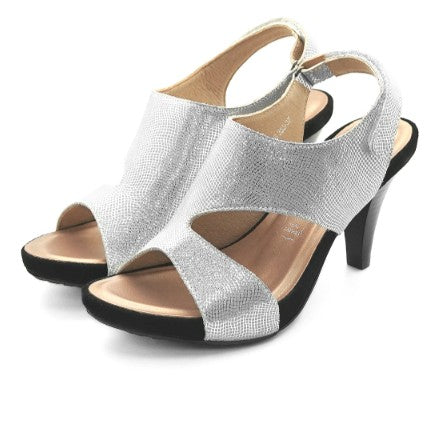 Pierre Cardin รองเท้าผู้หญิง รองเท้าส้นสูง นุ่มสบาย ผลิตจากหนังแท้ สีบอร์นเงิน รุ่น 24SS355