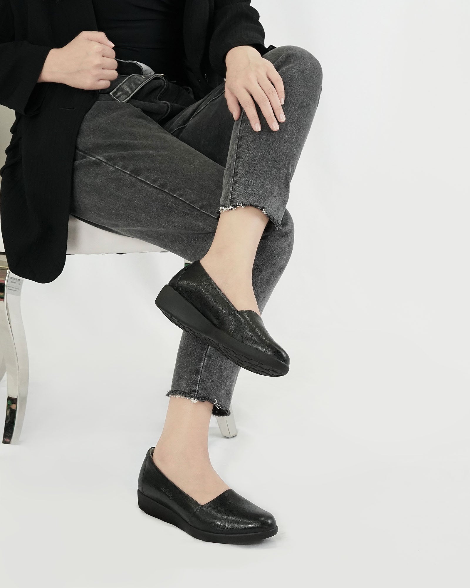 Pierre Cardin รองเท้าผู้คัทชูหญิง ส้นแบน นุ่มสบาย ผลิตจากหนังแท้ สีดำ รุ่น 27WC455