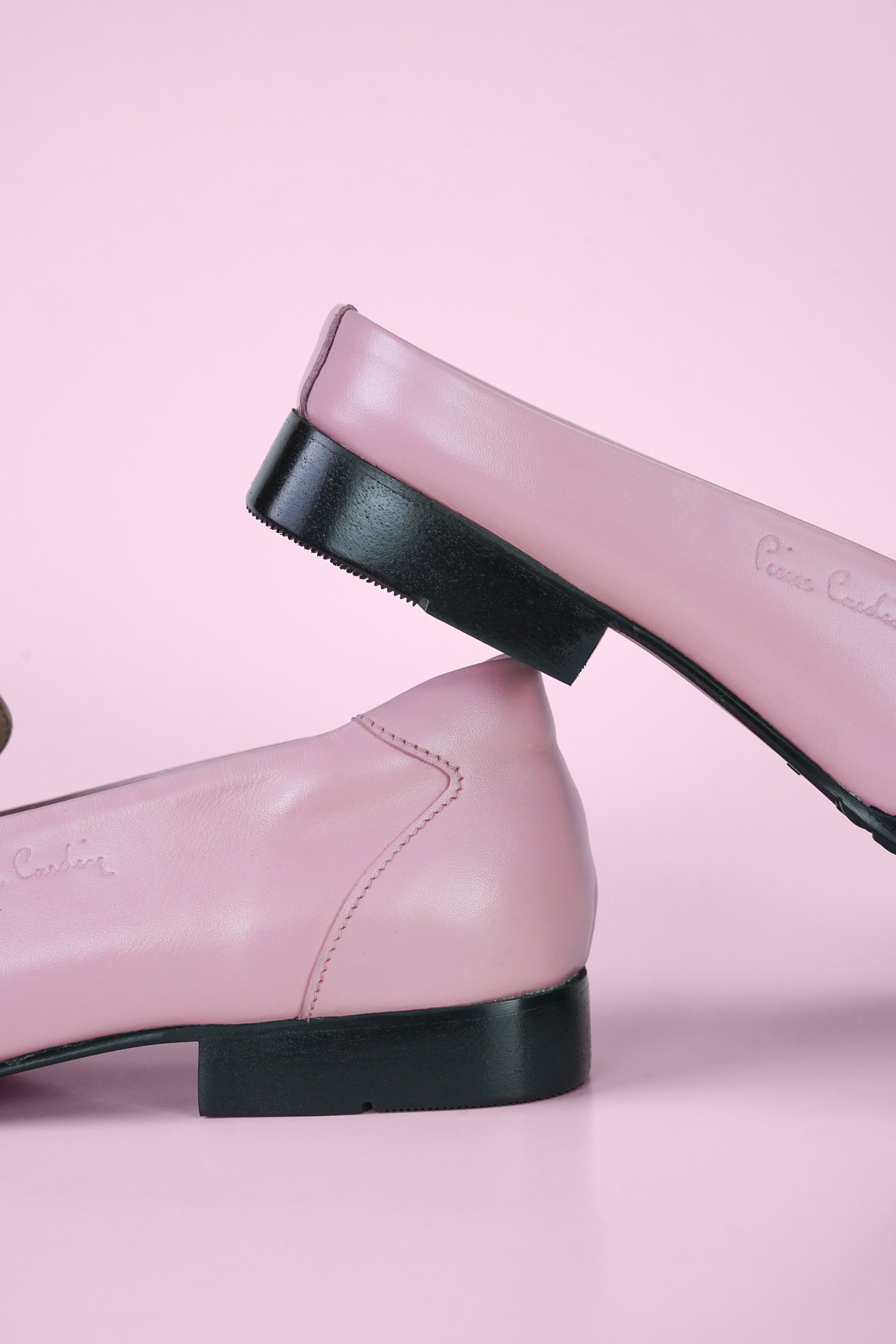 Pierre Cardin รองเท้าคัทชูผู้หญิง ส้นแบน ผลิตจากหนังแท้ สีดำ รุ่น 30TC113