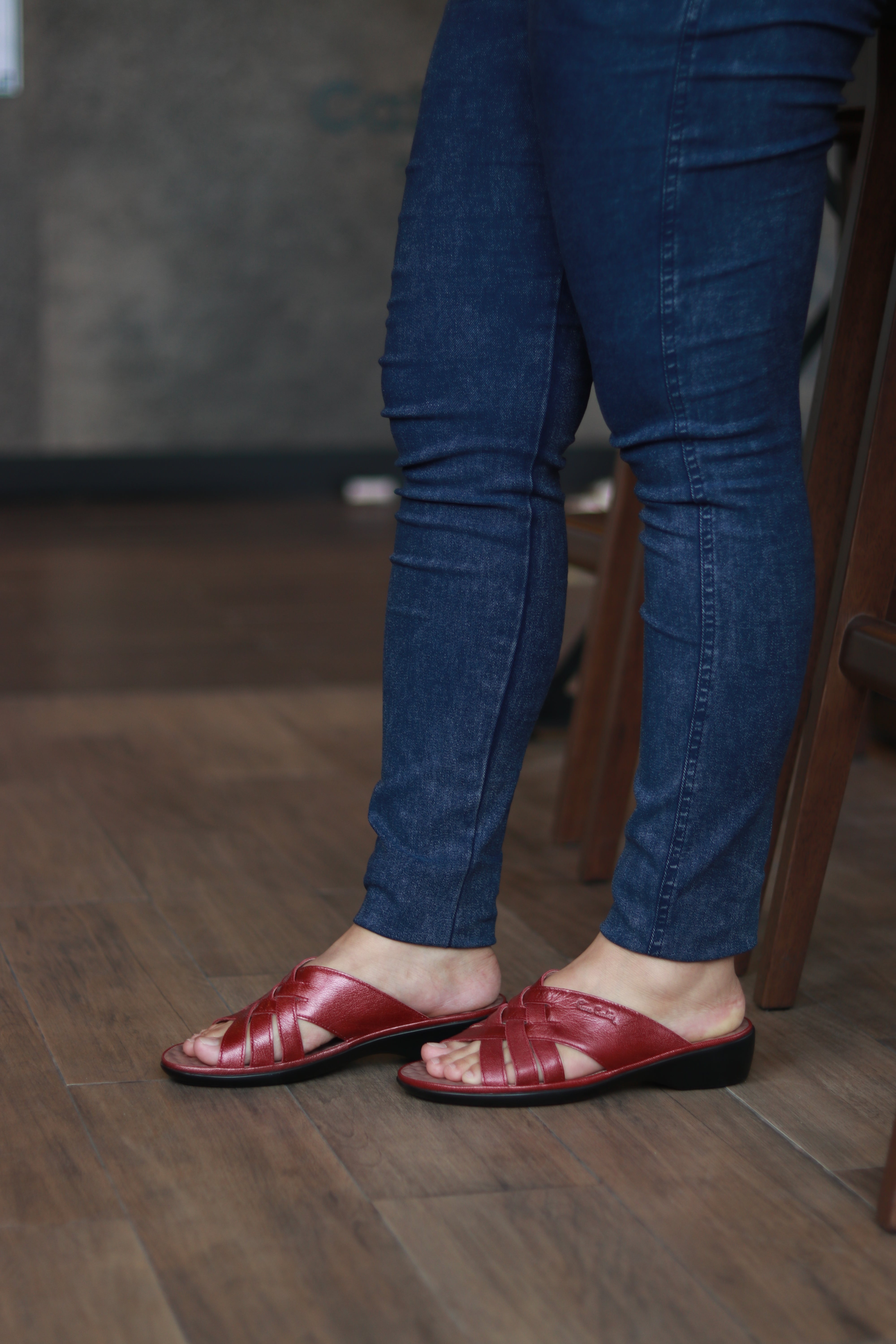 Pierre Cardin รองเท้าผู้หญิง รองเท้าแตะแบบลำลองหญิง รองเท้าส้นแบนแบบรัดส้น นุ่มสบาย ผลิตจากหนังแท้ ไซส์ 28SS158