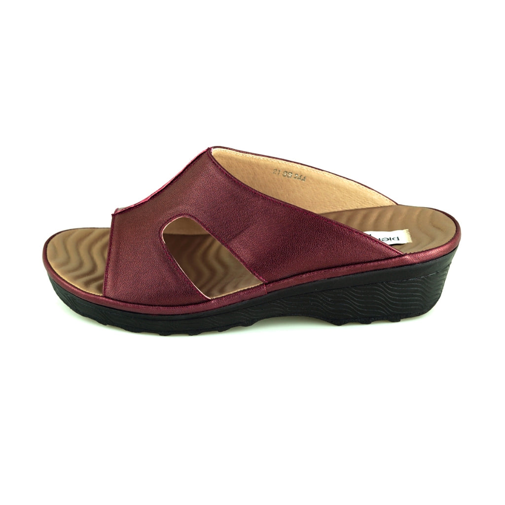 Pierre Cardin รองเท้าแตะผู้หญิง เพื่อสุขภาพ นุ่มสบาย ผลิตจากหนังแท้ สีน้ำตาลอ่อน รุ่น 21SS244