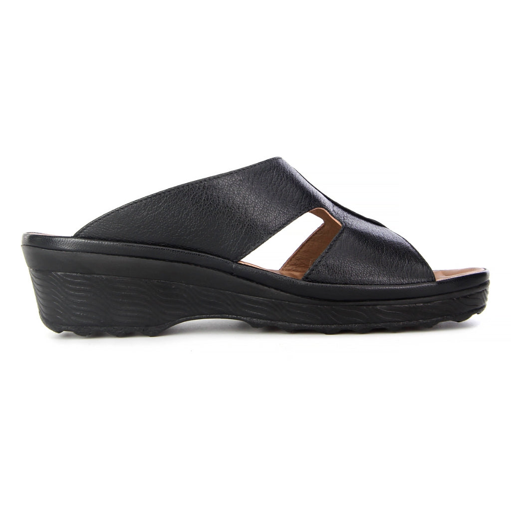 Pierre Cardin รองเท้าแตะผู้หญิง เพื่อสุขภาพ นุ่มสบาย ผลิตจากหนังแท้ สีน้ำตาล รุ่น 21SS244