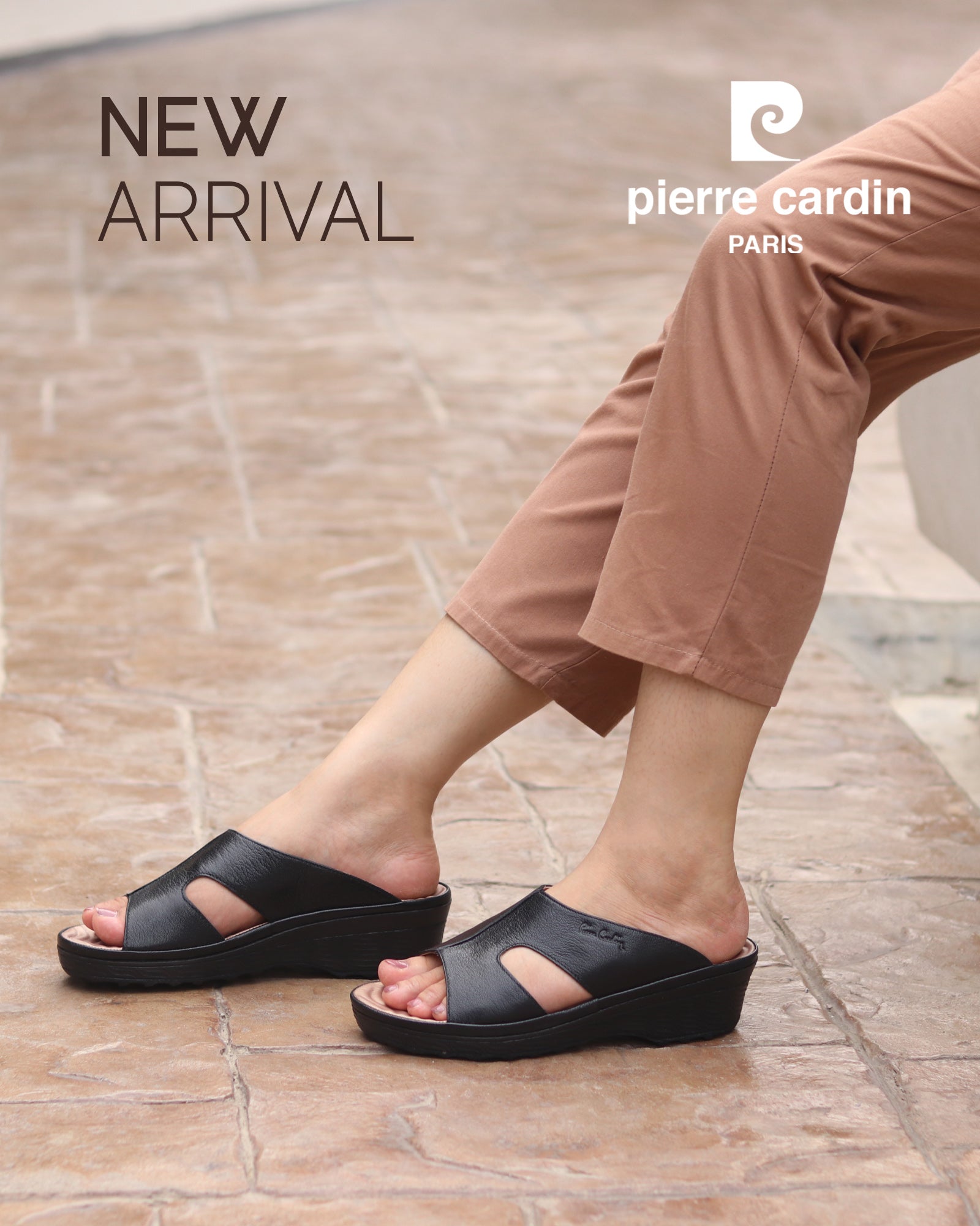 Pierre Cardin รองเท้าแตะผู้หญิง หนังแท้ นุ่มสบาย ทรงสวม/มีหู สี น้ำตาลอ่อน รุ่น 21SS244