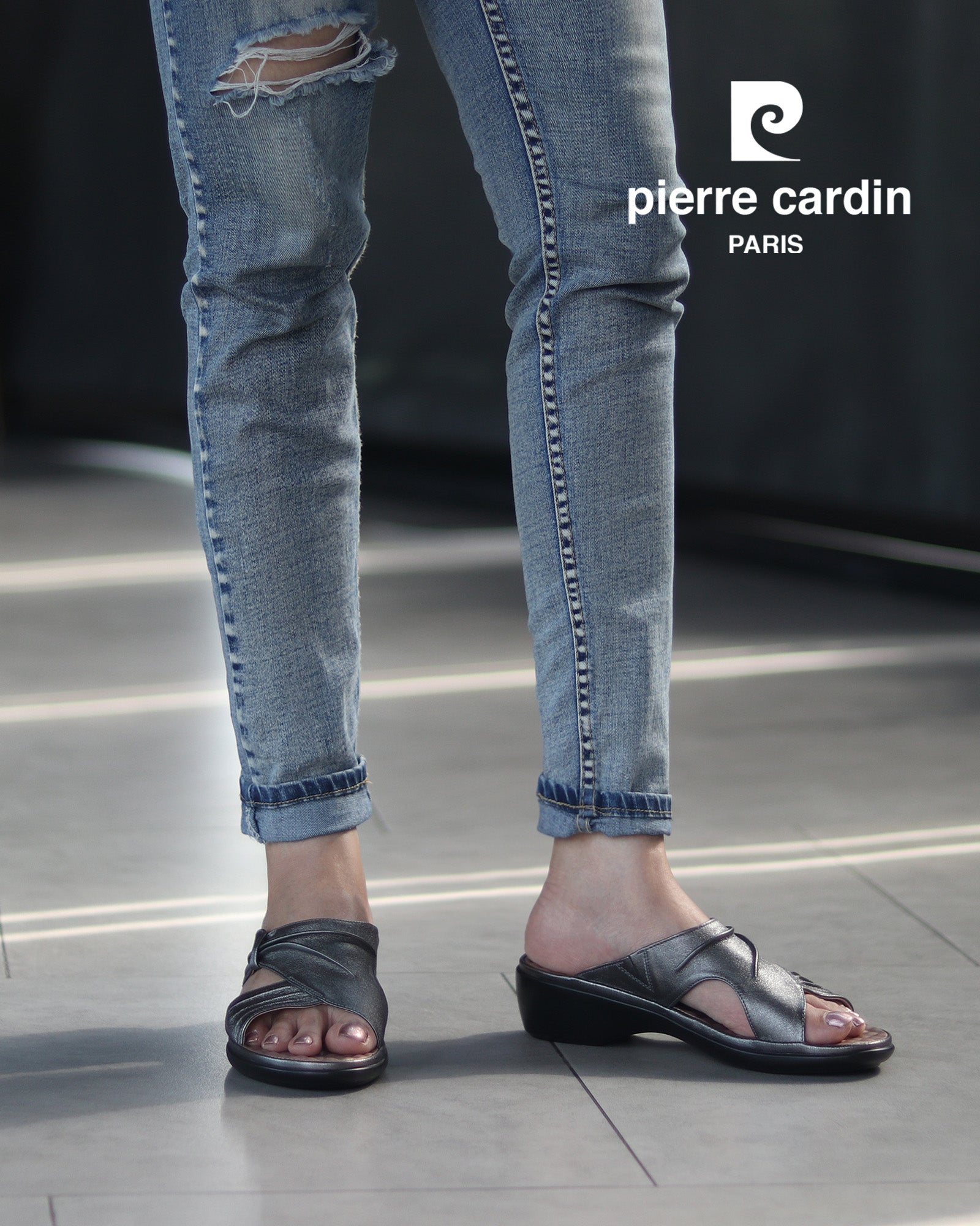 Pierre Cardin အမျိုးသမီးကျန်းမာသောခြေနင်း၊ နူးညံ့ပြီး သက်တောင့်သက်သာရှိသော၊ စစ်မှန်သောသားရေ၊ မီးခိုးရောင်၊ မော်ဒယ် 23SS294