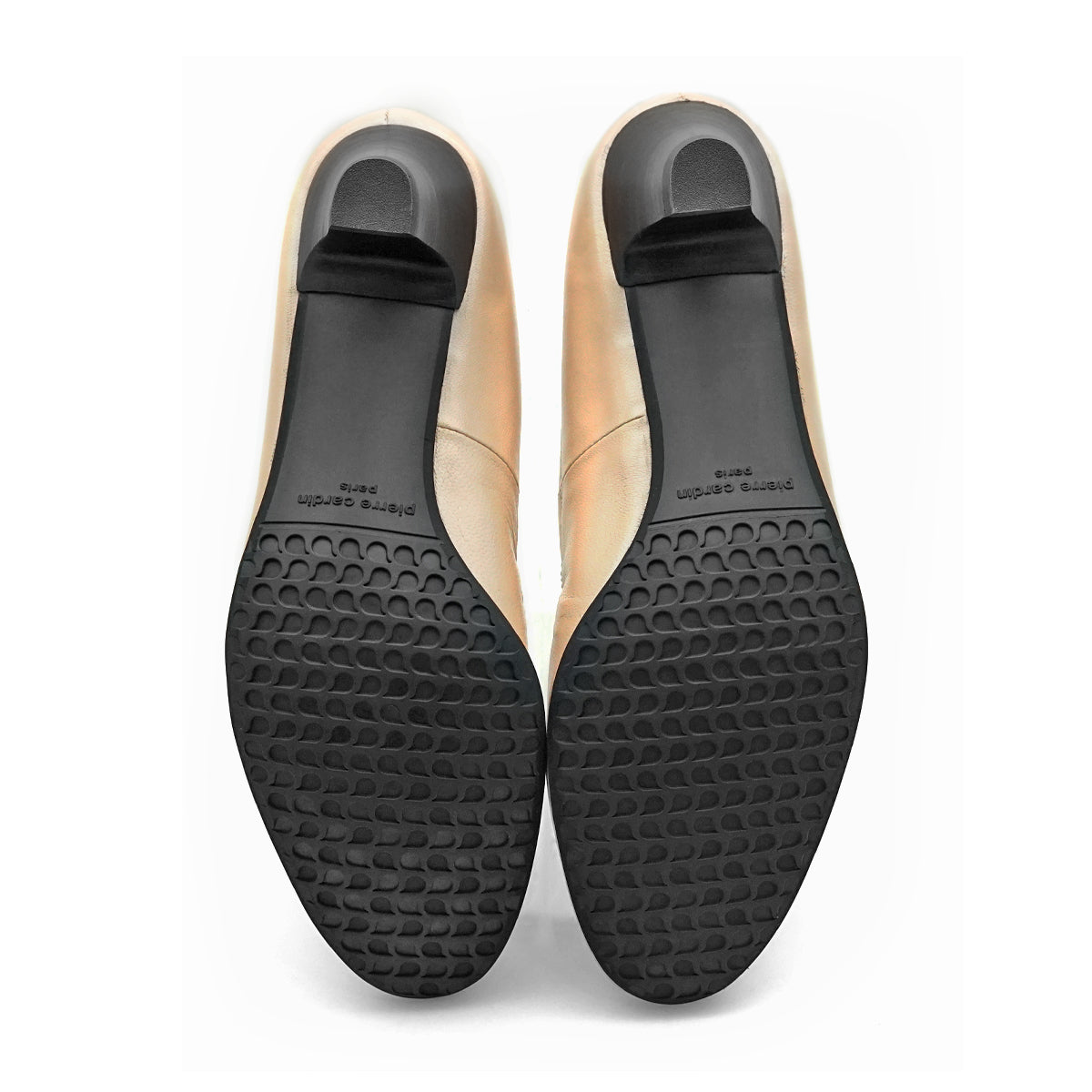 Pierre Cardin รองเท้าผู้หญิง รองเท้าส้นสูง รองเท้าส้นสูงทรง Pump นุ่มสบาย ผลิตจากหนังแท้ สีดำเงา รุ่น 24SD323