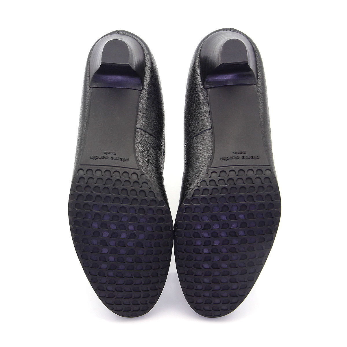 Pierre Cardin รองเท้าผู้หญิง รองเท้าส้นสูง รองเท้าส้นสูงทรง Pump นุ่มสบาย ผลิตจากหนังแท้ สีดำเงา รุ่น 24SD323