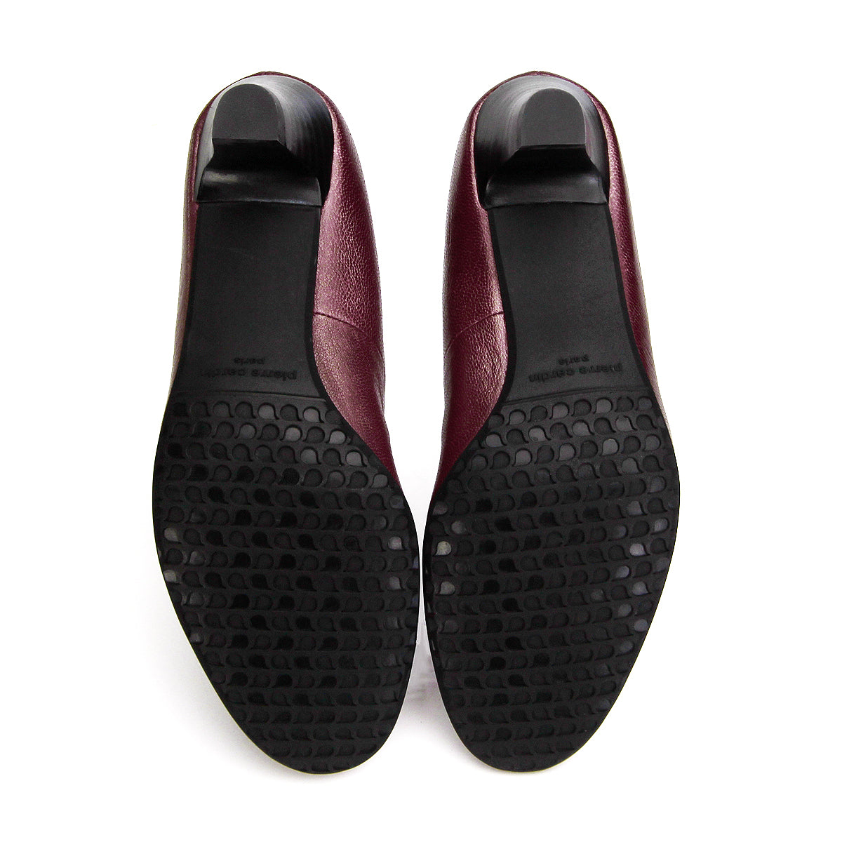 Pierre Cardin รองเท้าผู้หญิง รองเท้าส้นสูง รองเท้าส้นสูงทรง Pump นุ่มสบาย ผลิตจากหนังแท้ สีดำเงา รุ่น 24SD323