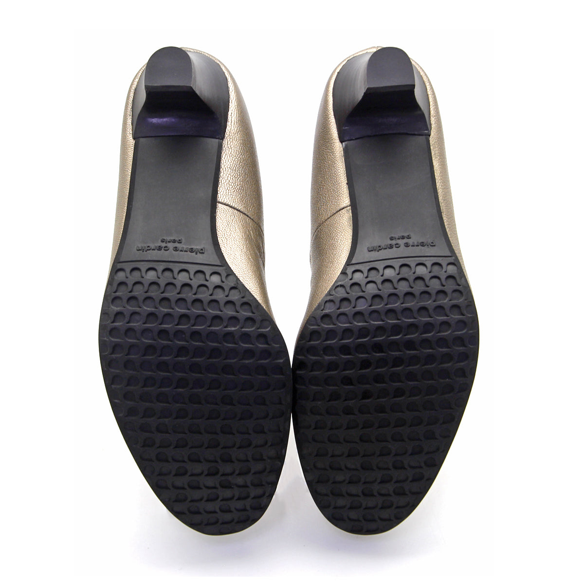 Pierre Cardin รองเท้าผู้หญิง รองเท้าส้นสูง รองเท้าส้นสูงทรง Pump นุ่มสบาย ผลิตจากหนังแท้ สีดำเงา รุ่น 24SD323