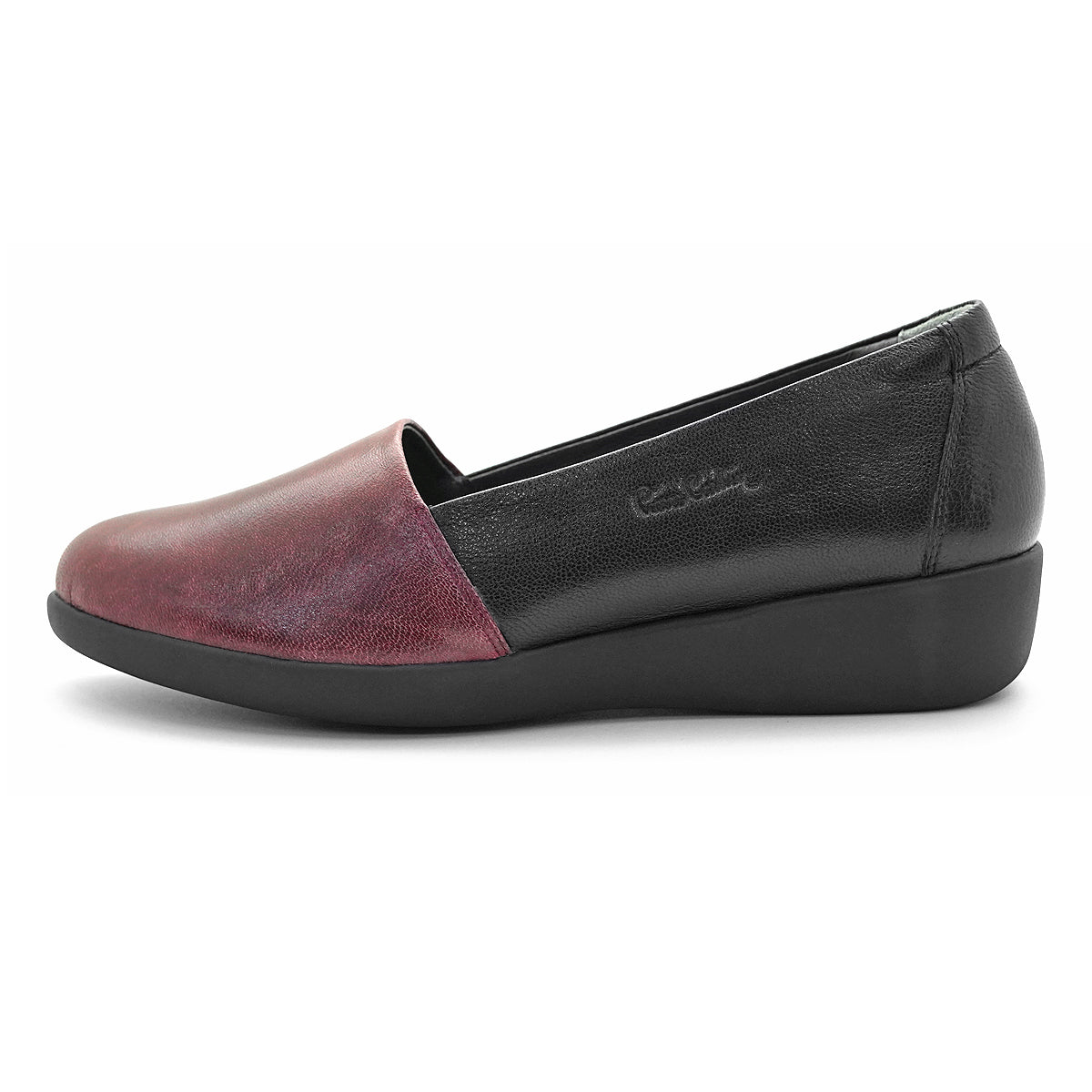 Pierre Cardin รองเท้าผู้คัทชูหญิง ส้นแบน นุ่มสบาย ผลิตจากหนังแท้ สีดำ รุ่น 27WC455