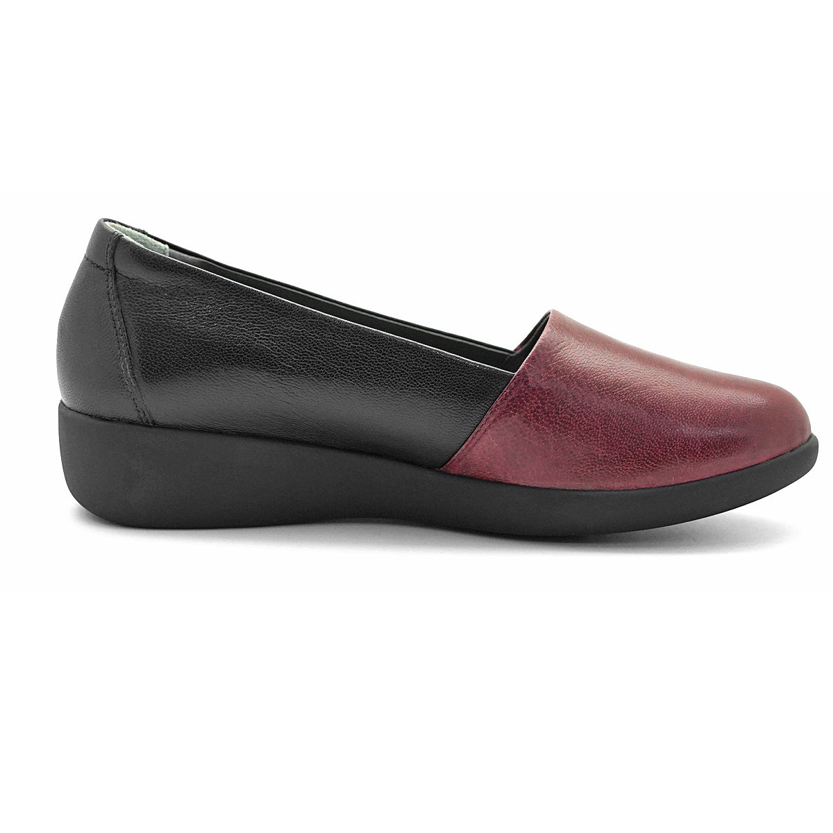 Pierre Cardin รองเท้าผู้คัทชูหญิง ส้นแบน นุ่มสบาย ผลิตจากหนังแท้ สีดำ รุ่น 27WC455