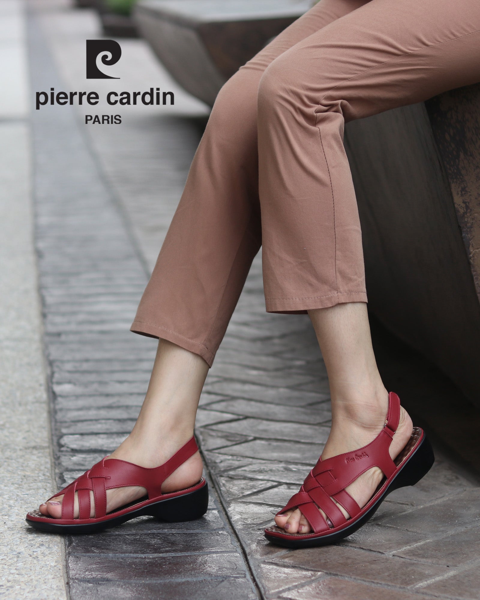 Pierre Cardin รองเท้าผู้หญิง รองเท้าแตะแบบลำลองหญิง รองเท้าส้นแบนแบบรัดส้น นุ่มสบาย ผลิตจากหนังแท้ สีแดง ไซส์ 36 37 38 39 40 รุ่น 27WS445