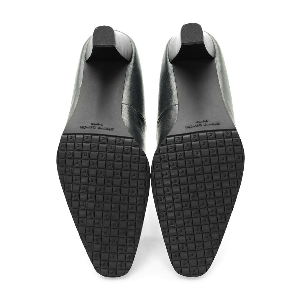 Pierre Cardin รองเท้าผู้หญิง รองเท้าส้นสูง Pump นุ่มสบาย ผลิตจากหนังแท้ สีดำเงา รุ่น 23WD316