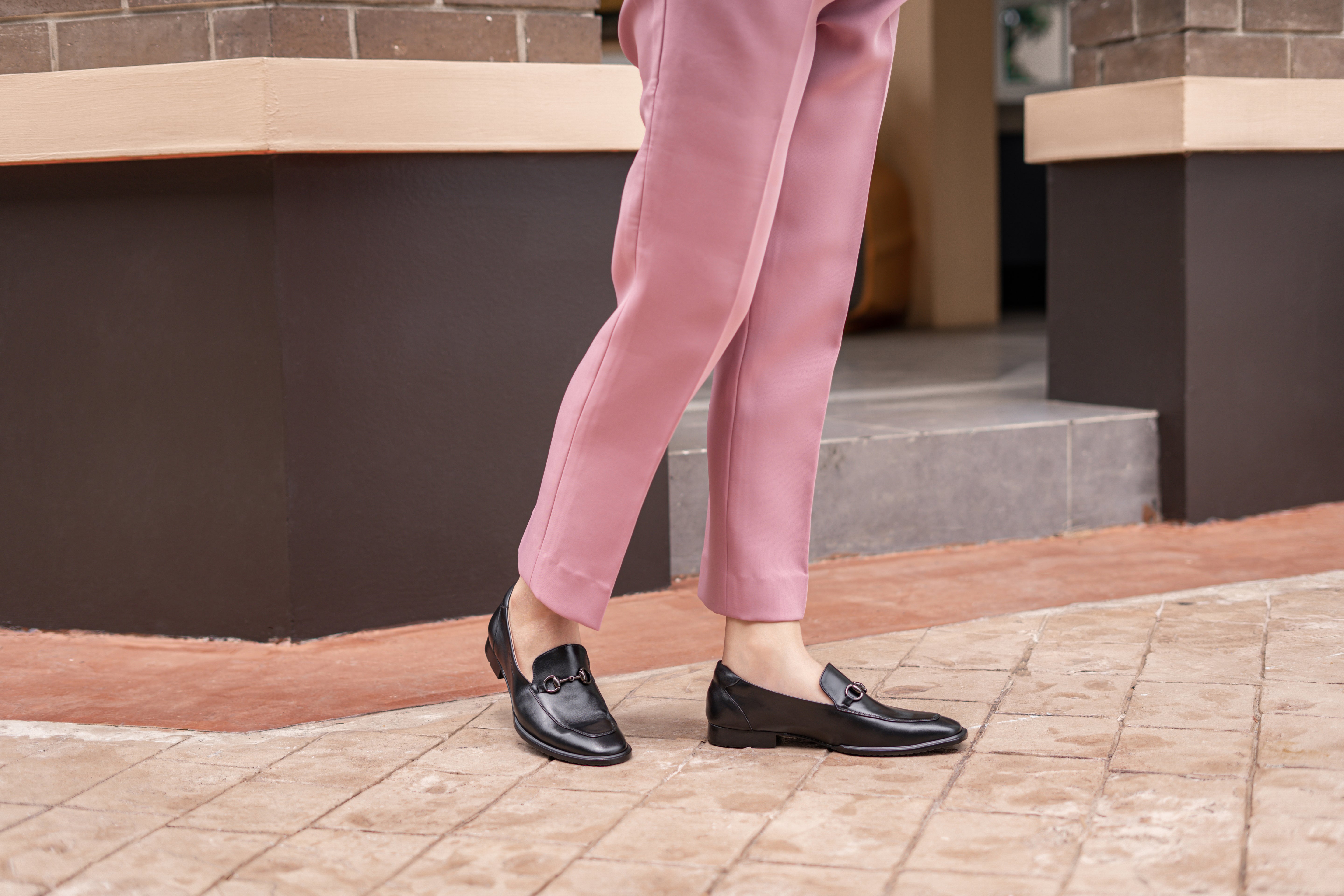 Pierre Cardin รองเท้าคัทชูผู้หญิง ส้นแบน ผลิตจากหนังแท้ สีดำ รุ่น 30TC113