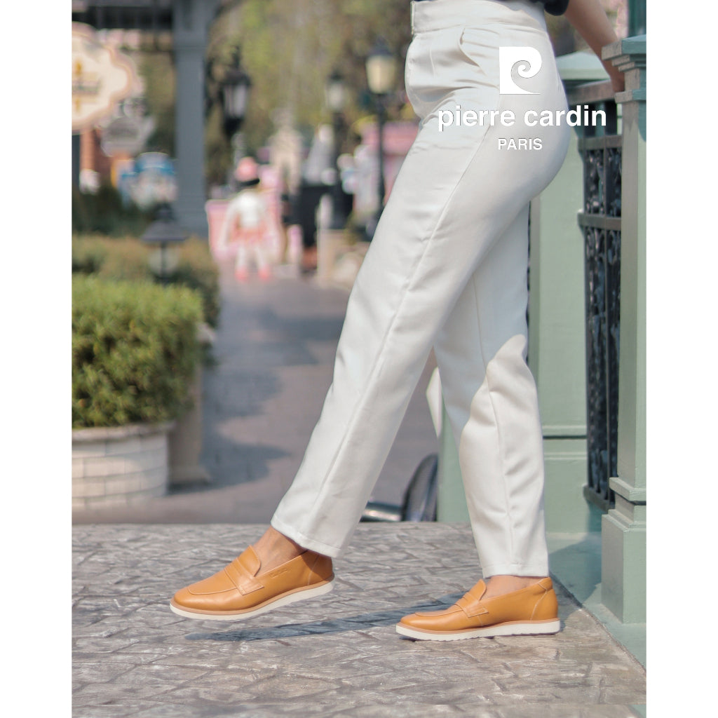 Pierre Cardin รองเท้าคัทชูผู้หญิง ส้นแบน นุ่มสบาย ผลิตจากหนังแท้ สีน้ำตาลอ่อน รุ่น 32TC134