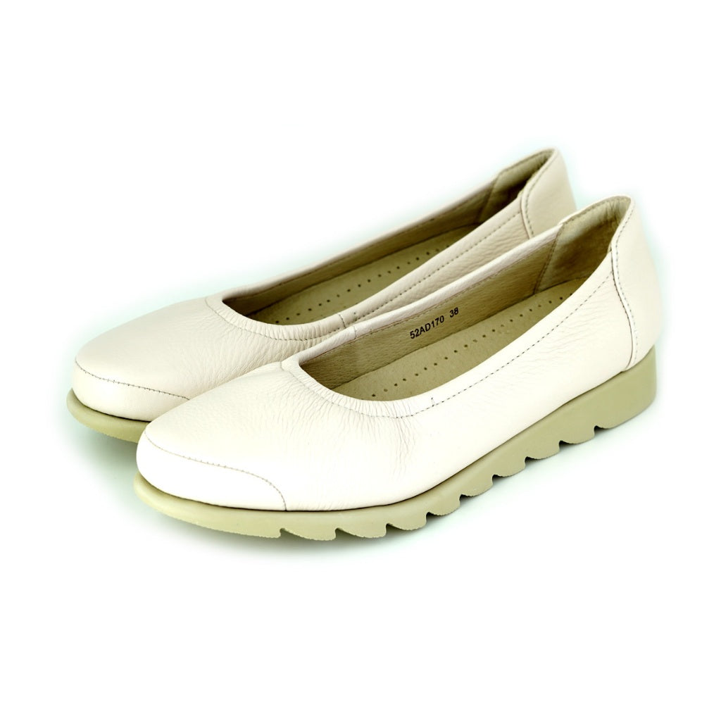 Pierre Cardin รองเท้าคัทชูผู้หญิง ส้นแบน นุ่มสบาย ผลิตจากหนังแท้ รุ่น 52AD170