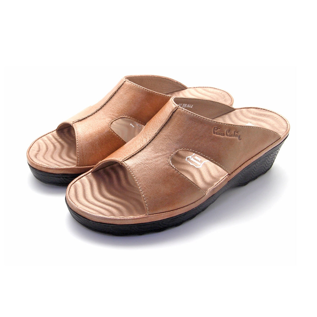 Pierre Cardin รองเท้าแตะผู้หญิง เพื่อสุขภาพ นุ่มสบาย ผลิตจากหนังแท้ สีน้ำตาลอ่อน รุ่น 21SS244